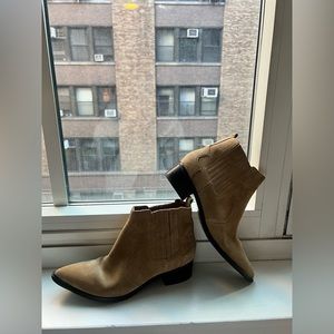 Marc fisher size 9 suede Chelsea boots
